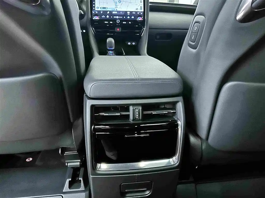 Toyota Alphard 2024 — фото 19