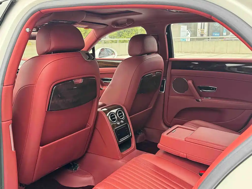 Bentley Flying Spur 2018 — фото 11