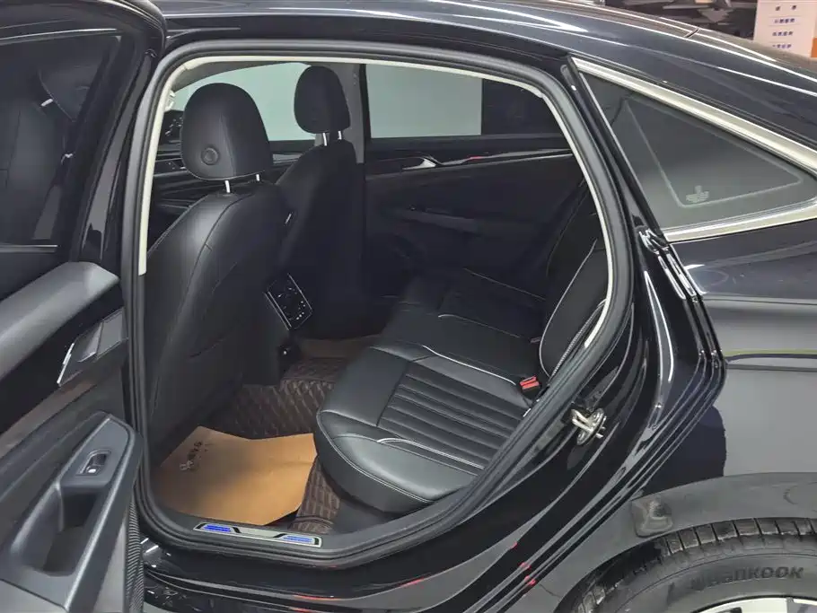 Volkswagen Passat PHEV 2023 — фото 11