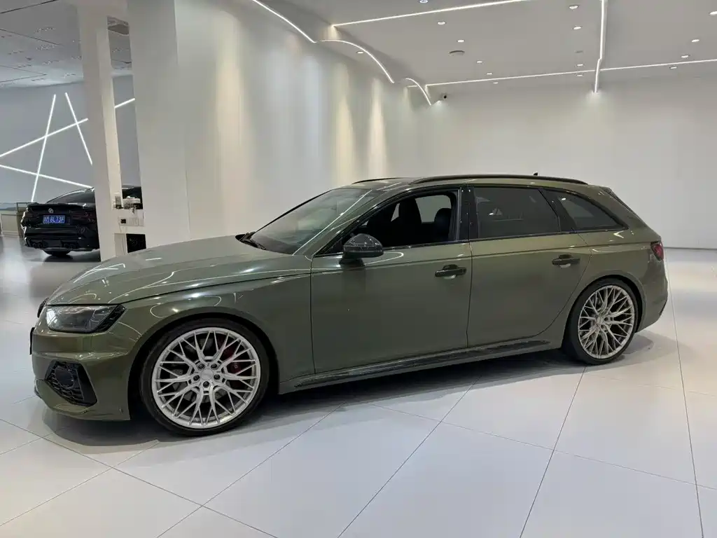 Audi RS 4 2022 — фото 1