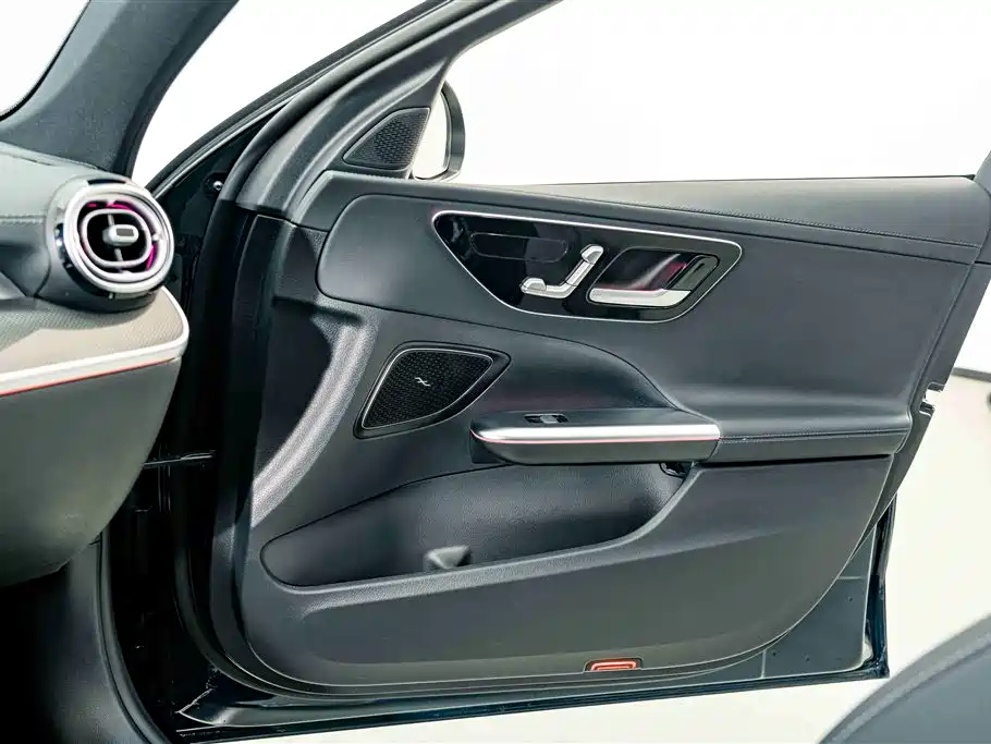 Mercedes-Benz C-Class 2024 — фото 11