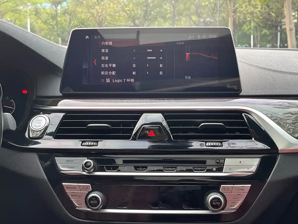 BMW 5 Series 2019 — фото 16