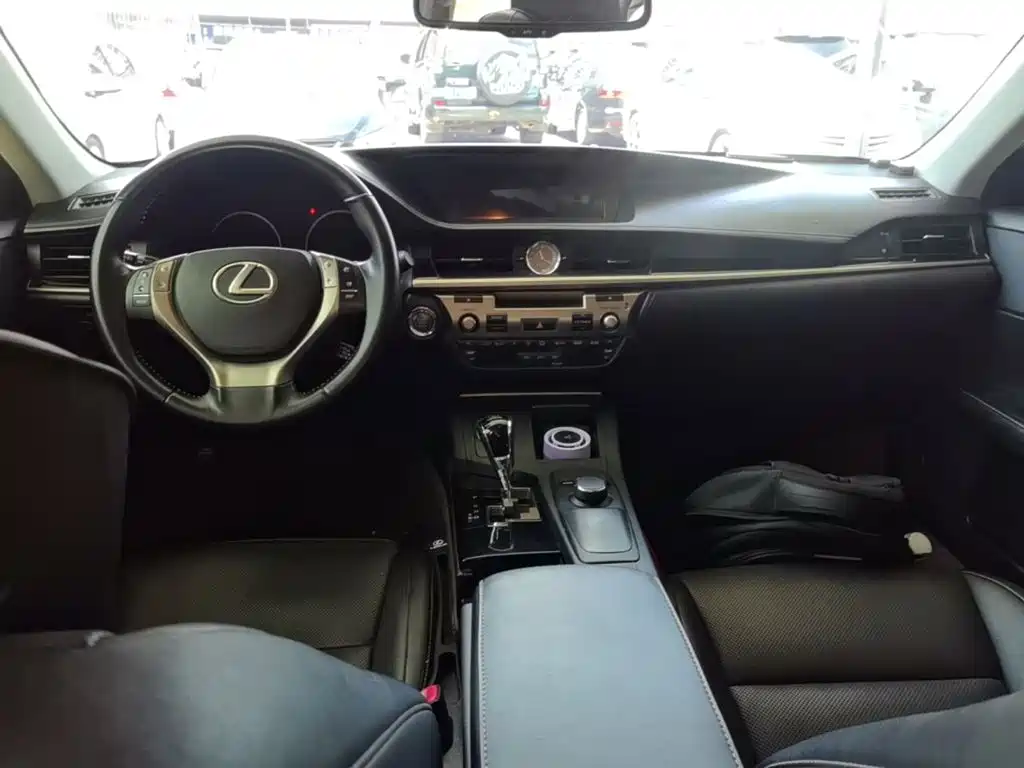 Lexus ES 2014 — фото 10