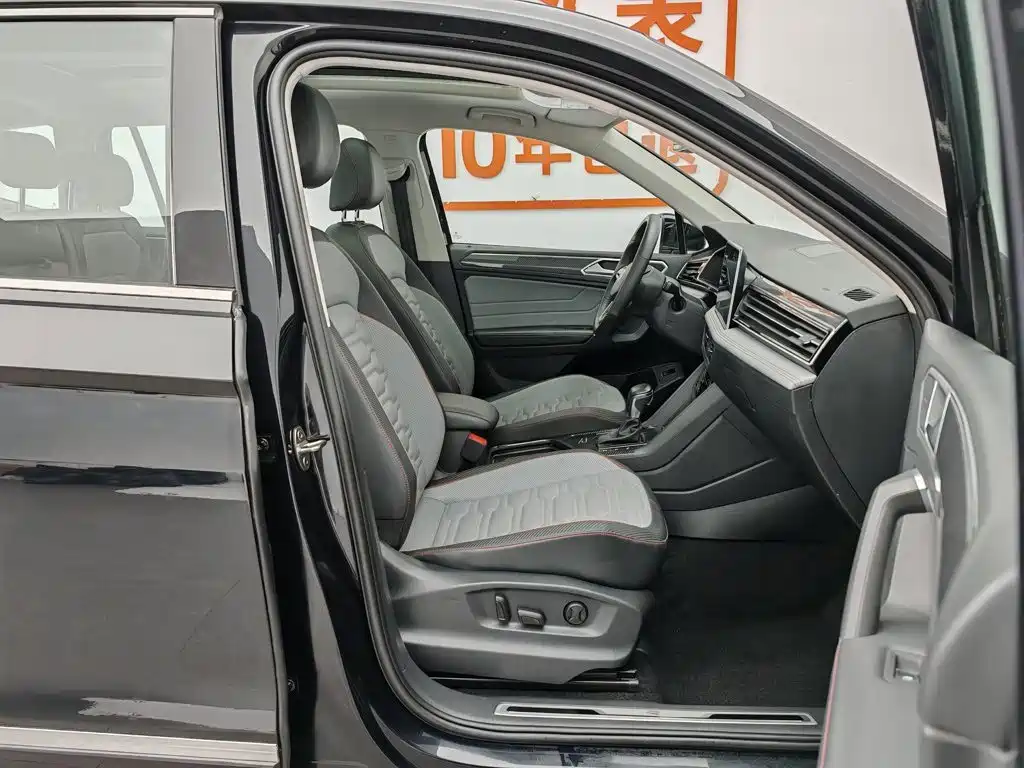 Volkswagen Tiguan L 2023 — фото 23
