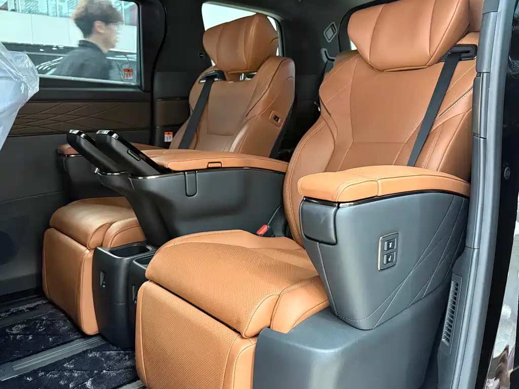Toyota Alphard — фото 12