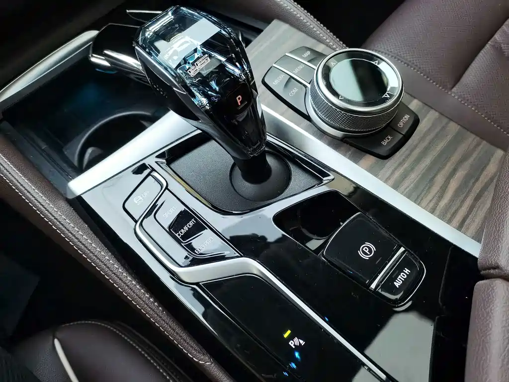 BMW 5 Series 2020 — фото 25