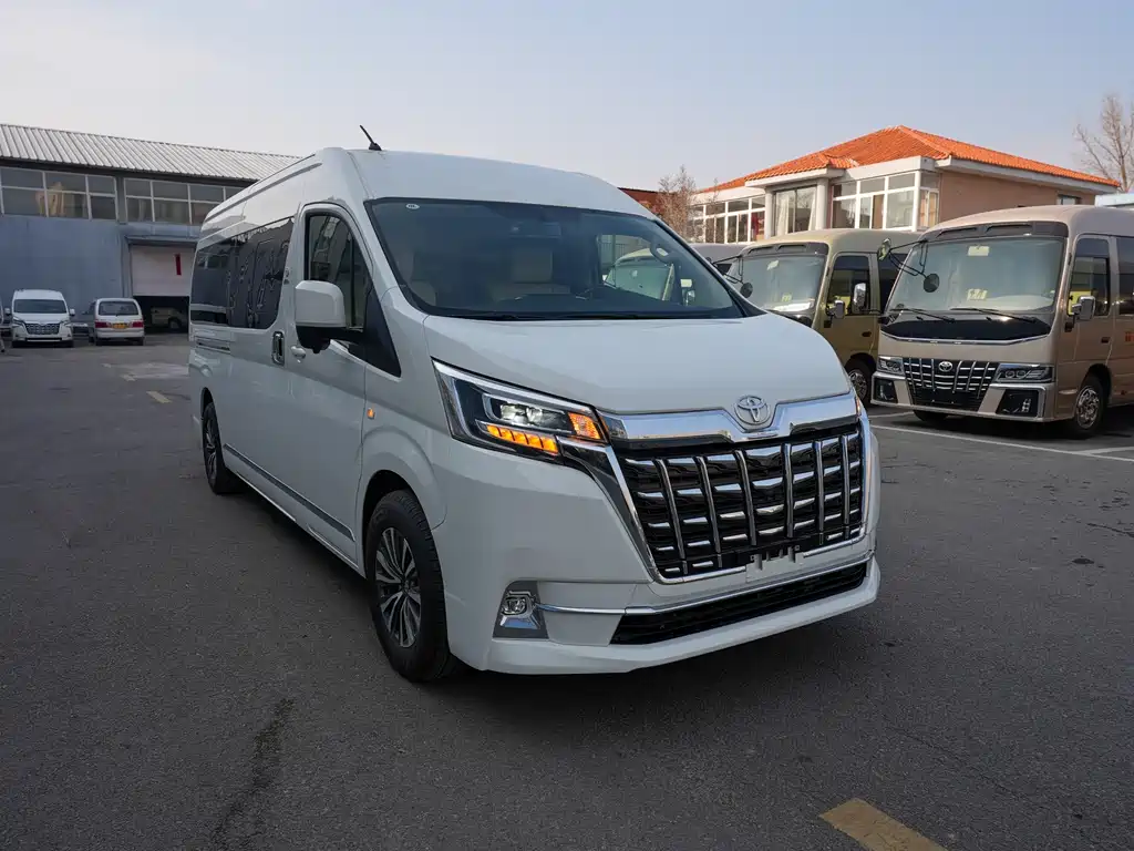 Toyota Hiace — фото 1