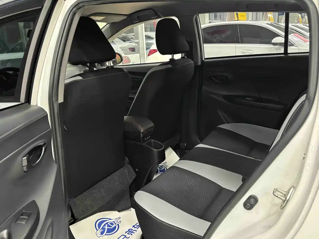 Toyota Yaris L 2022 — фото 6