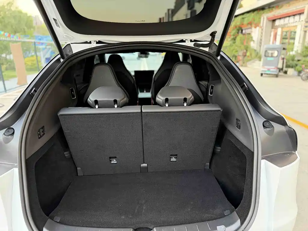 Tesla Model Y L 2026