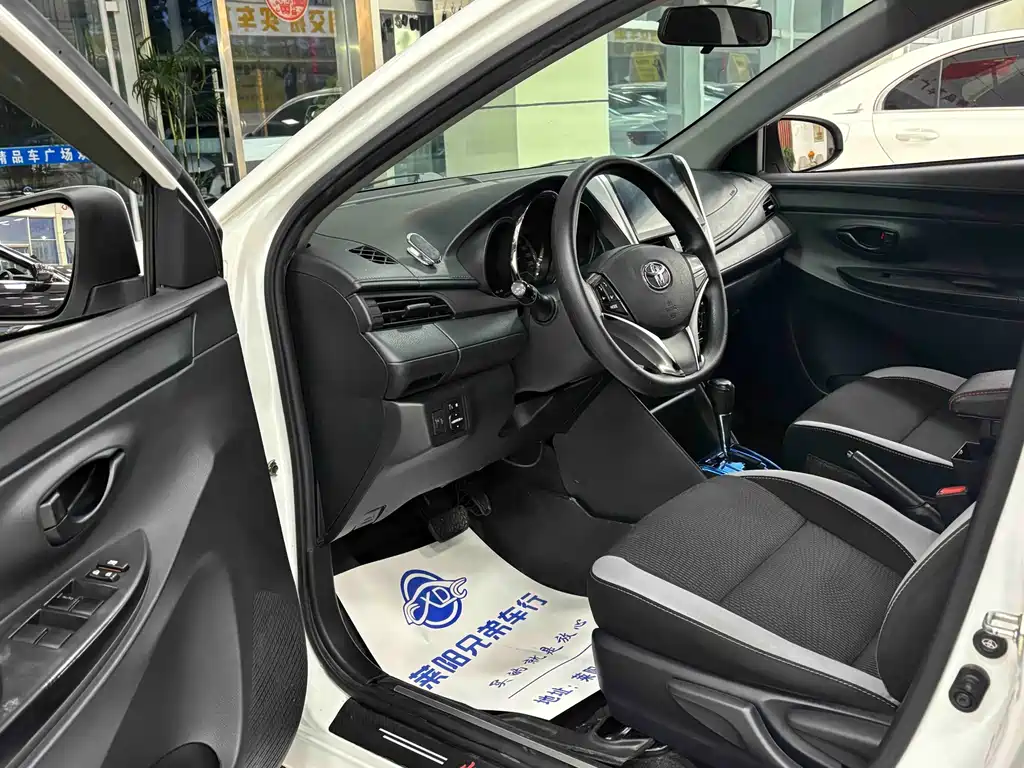 Toyota Yaris L 2022 — фото 3