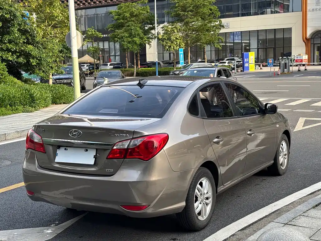 Hyundai Elantra 2015 — фото 17