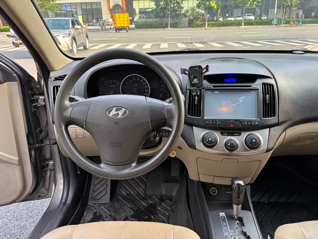 Hyundai Elantra 2015 — фото 14