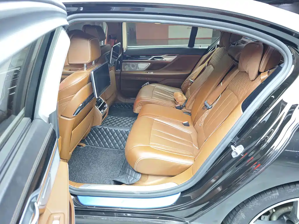 BMW 7 Series 2019 — фото 11