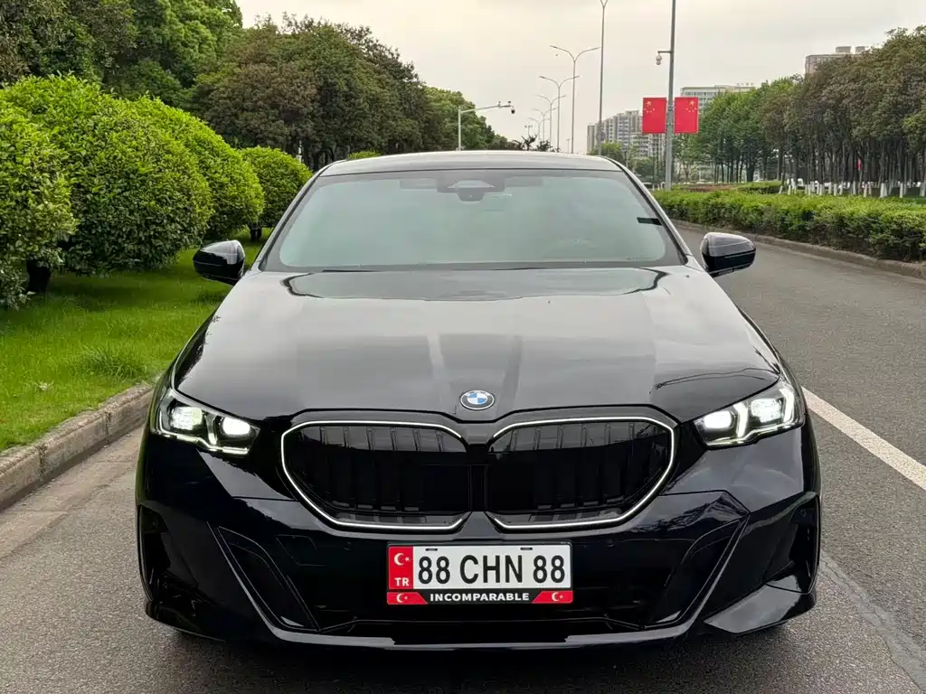 BMW 5 Series 2025 — фото 2