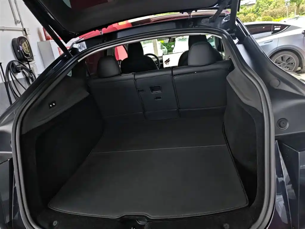 Tesla Model Y 2025 — фото 19