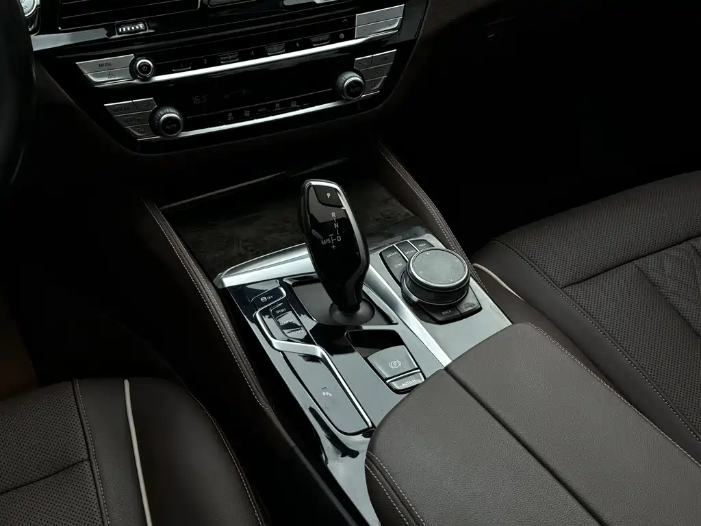 BMW 5 Series 2021 — фото 16