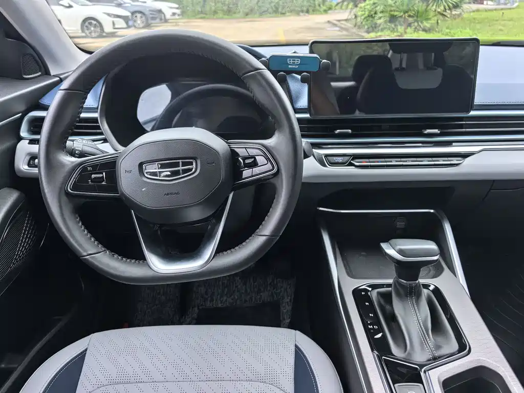 Geely Emgrand 2022
