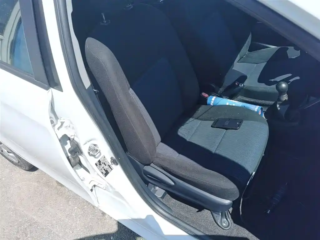 Toyota Yaris L 2015 — фото 25