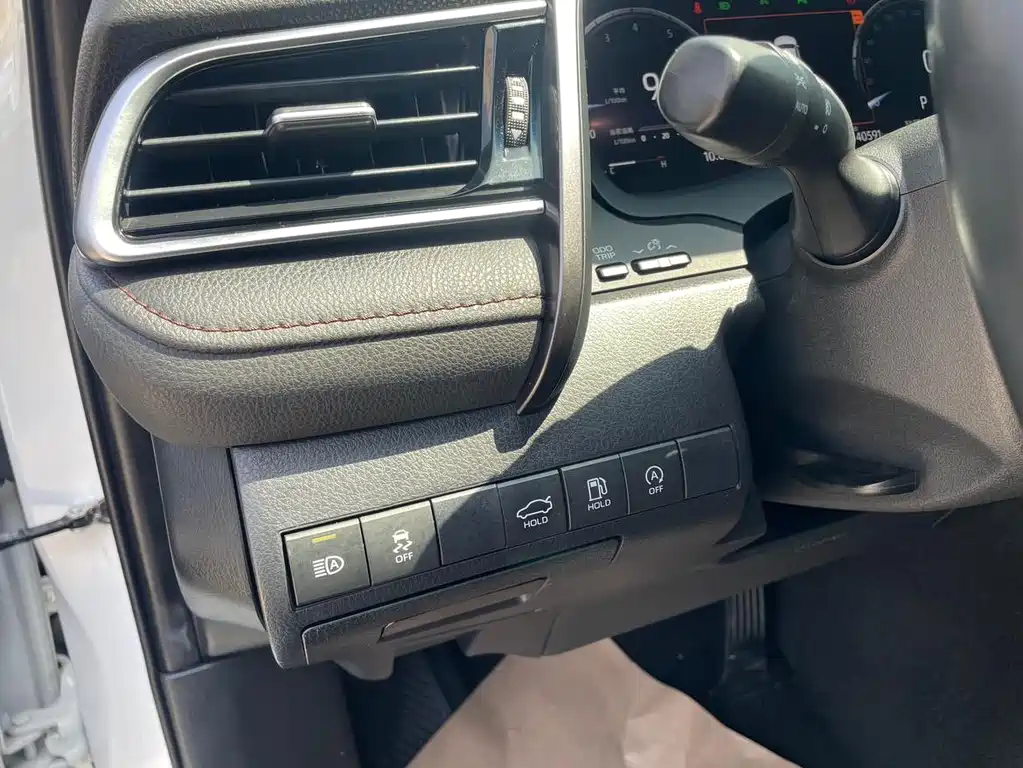 Toyota Camry 2023 — фото 24