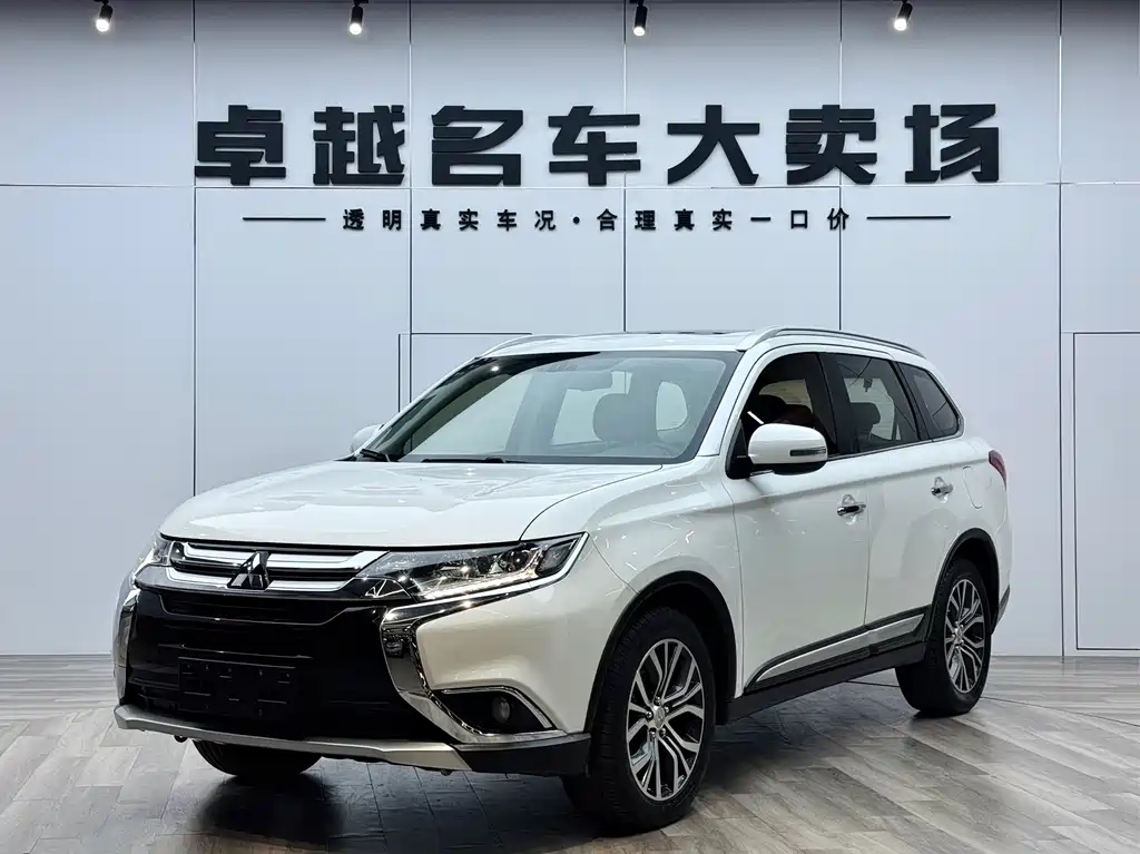 Mitsubishi Outlander 2018 — фото 1