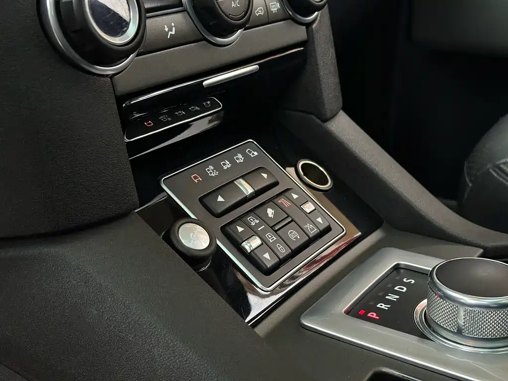 Land Rover Discovery 2017 — фото 13
