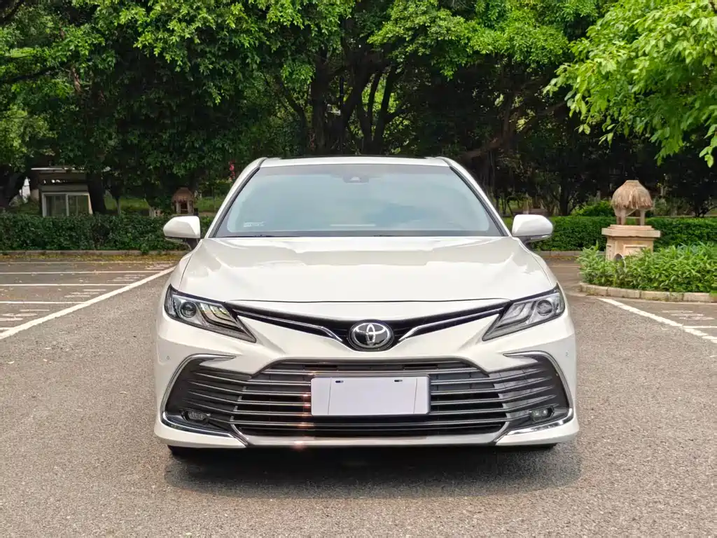 Toyota Camry 2022 — фото 2