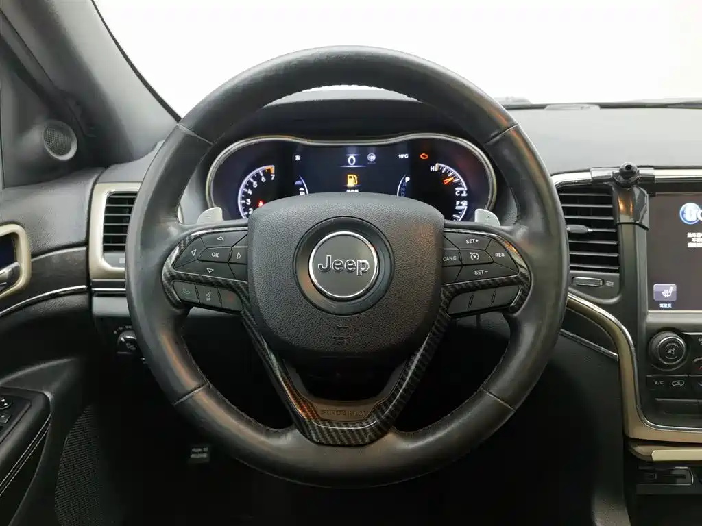 Jeep Grand Cherokee 2016 — фото 11