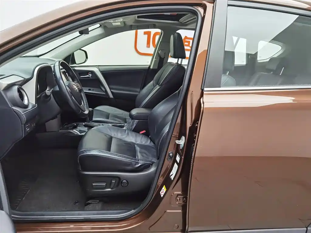 Toyota RAV4 2018 — фото 10