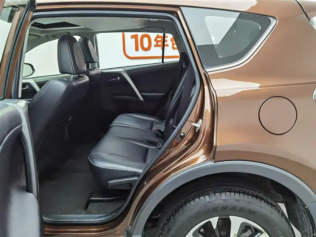 Toyota RAV4 2018 — фото 15