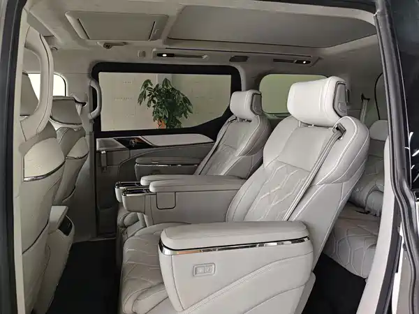 Volvo EM90 2024