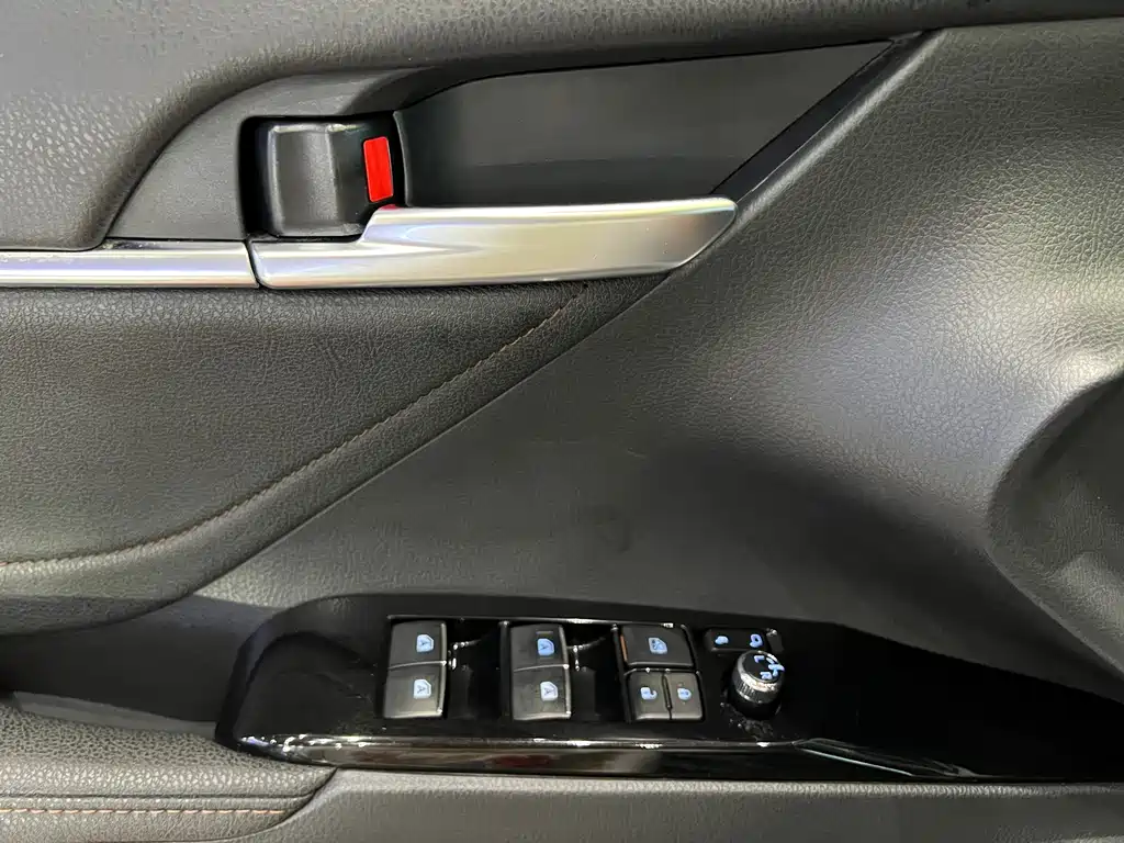 Toyota Camry 2018 — фото 23