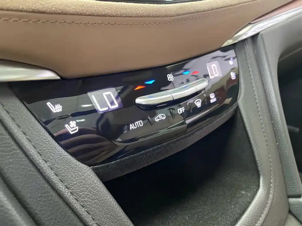 Cadillac XT5 2017 — фото 25