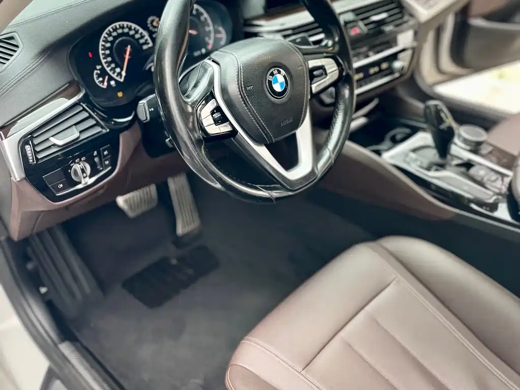 BMW 5 Series 2019 — фото 21
