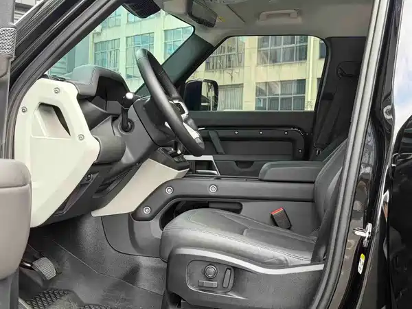 Land Rover Defender 2024