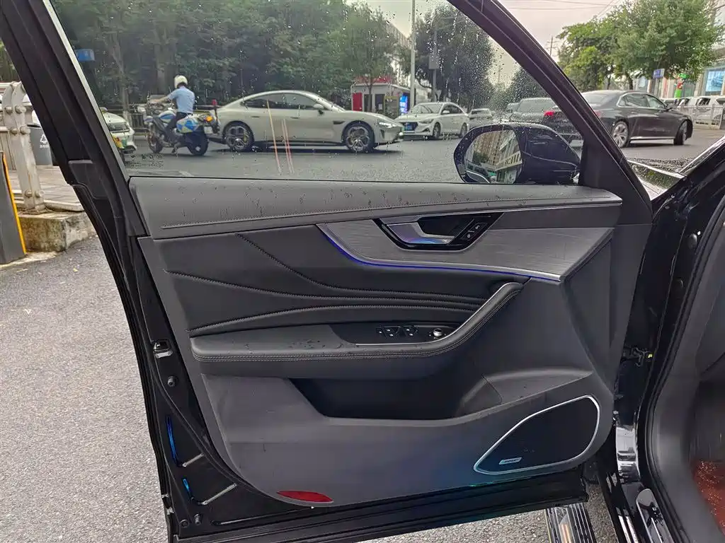 Hongqi HS5 2025