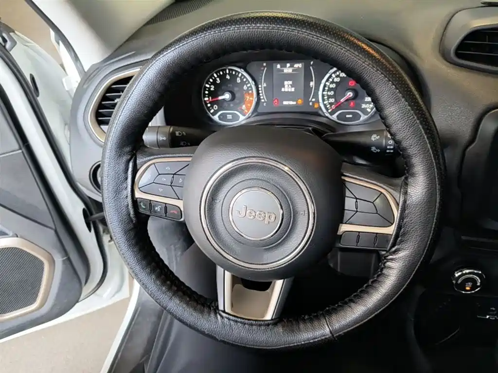 Jeep Renegade 2017 — фото 11