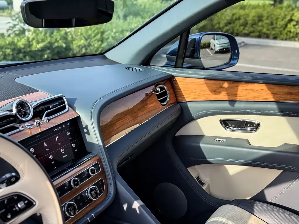 Bentley Bentayga 2021 — фото 17