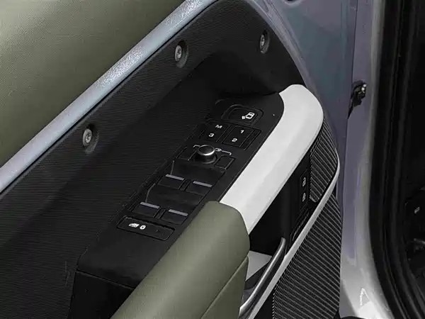 Land Rover Defender 2021