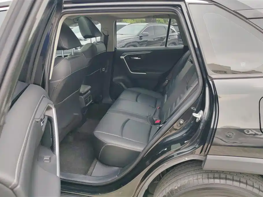 Toyota RAV4 2023 — фото 11