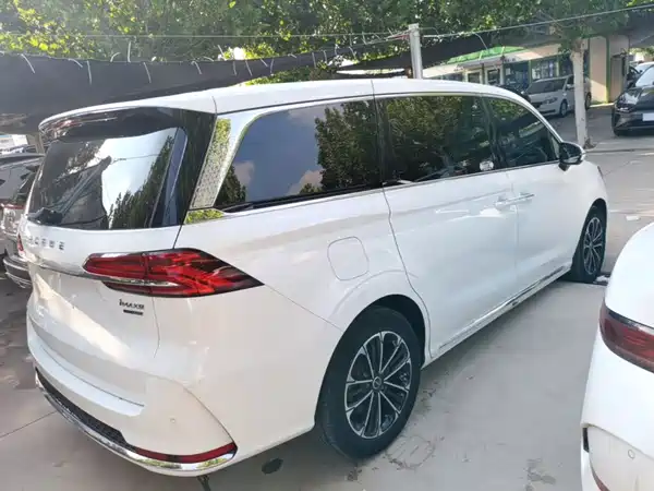 Roewe iMAX8 2022