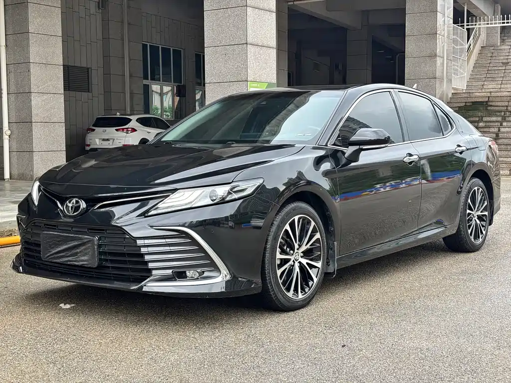Toyota Camry 2023 — фото 1