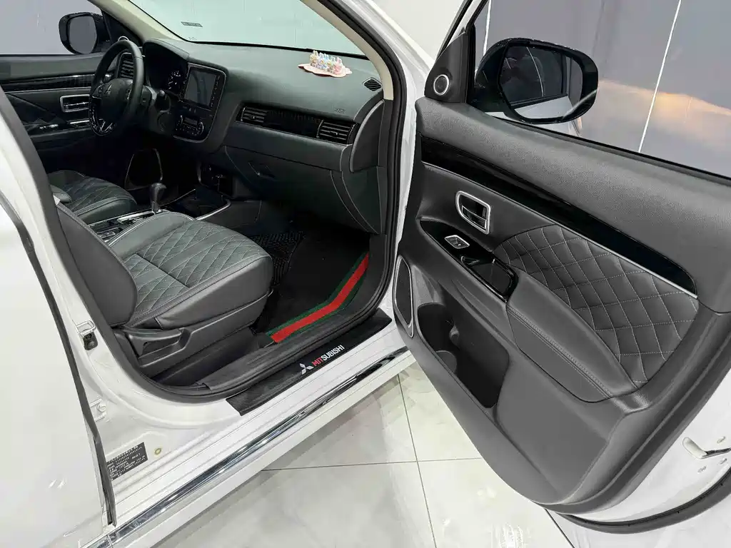 Mitsubishi Outlander 2023 — фото 20