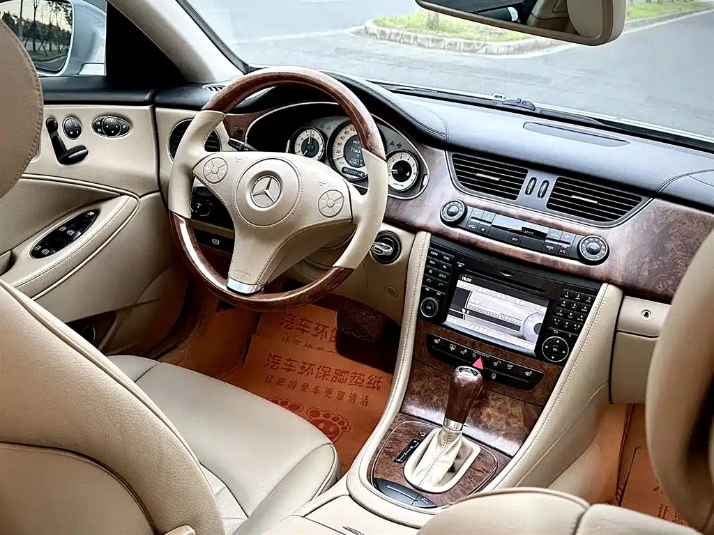 Mercedes-Benz CLS 2010 — фото 11