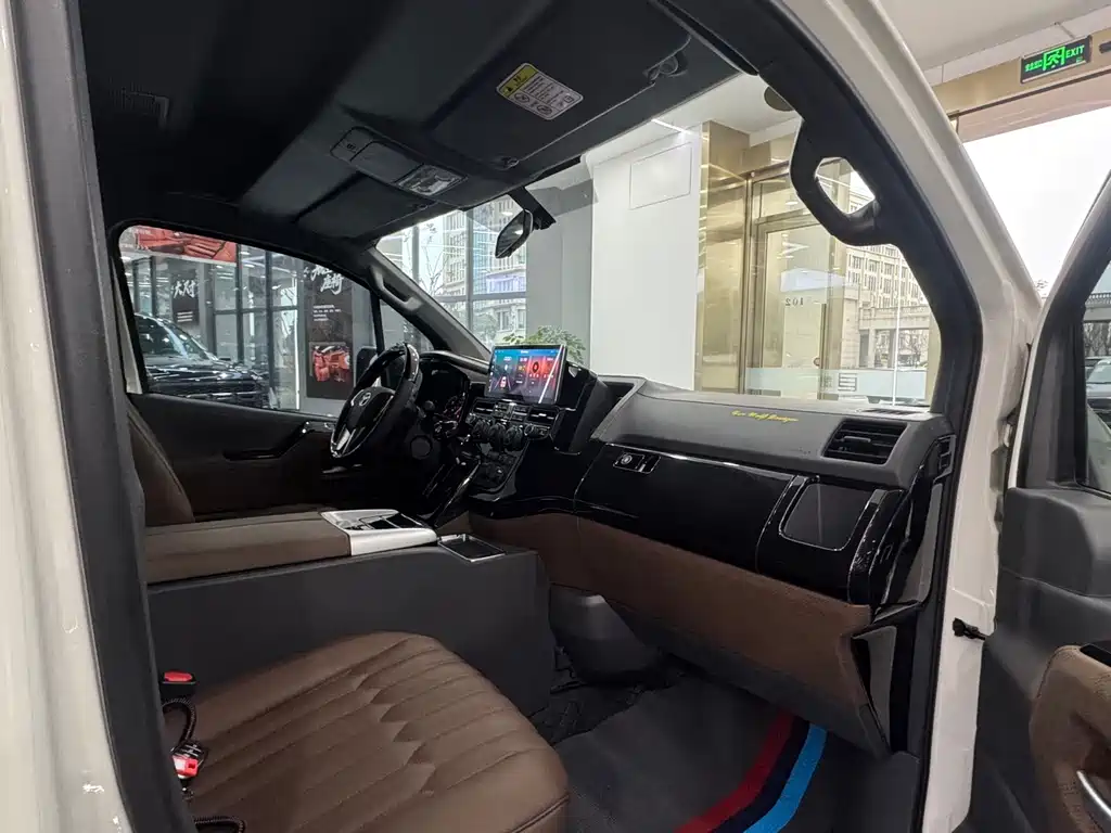 Toyota Hiace — фото 7