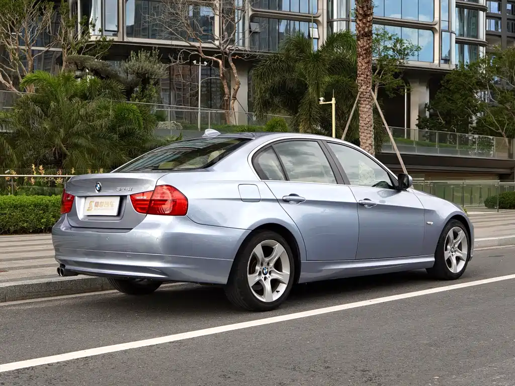 BMW 3 Series 2011 — фото 13
