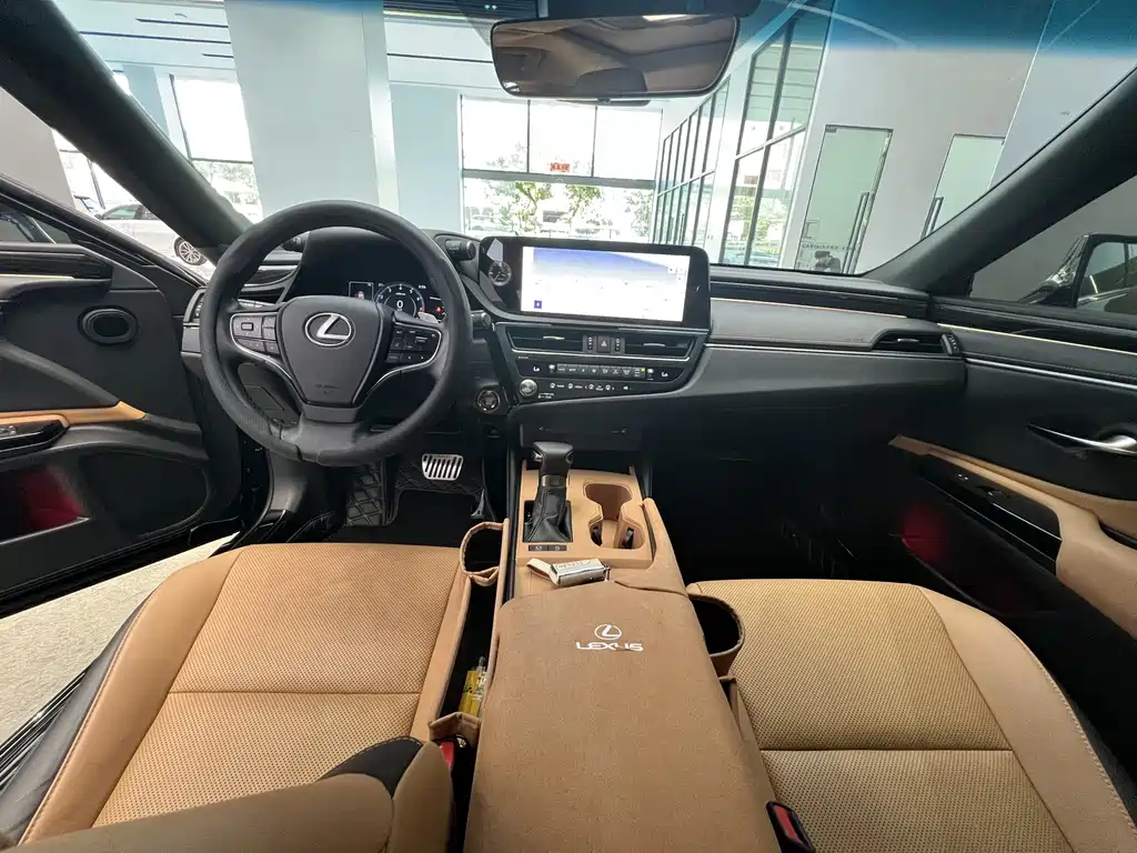 Lexus ES 2024