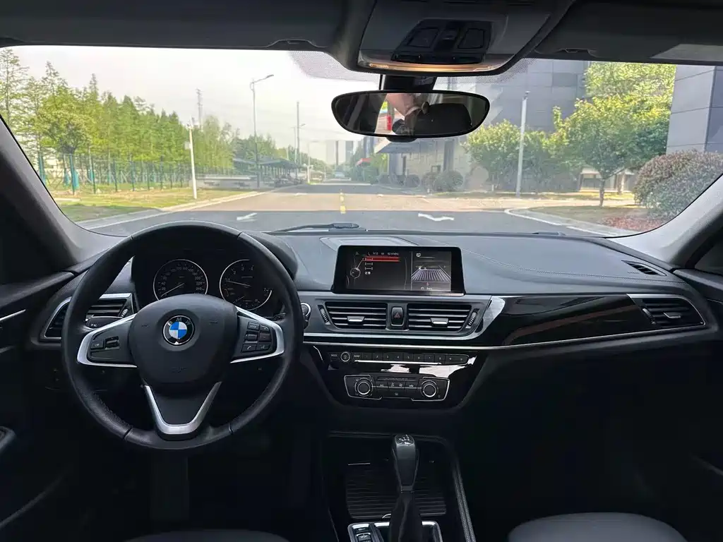 BMW 1 Series 2017 — фото 11