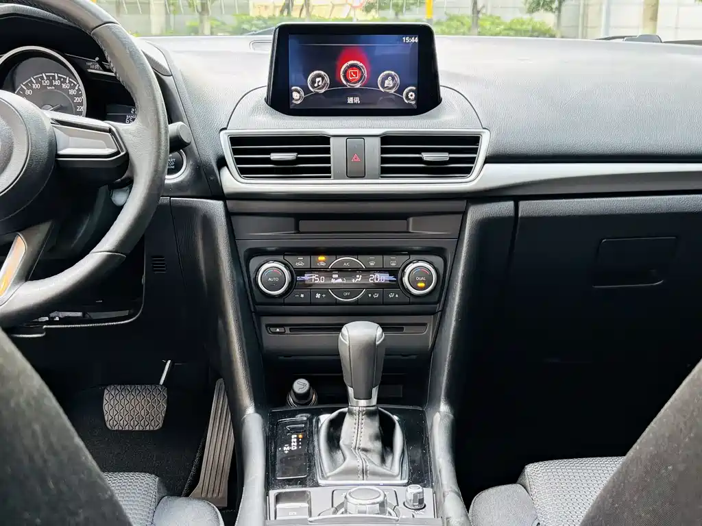 Mazda 3 Axela 2018 — фото 13