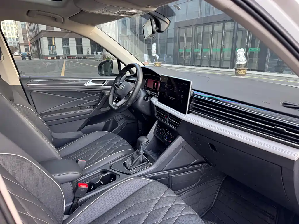 Volkswagen Tiguan L 2023 — фото 17