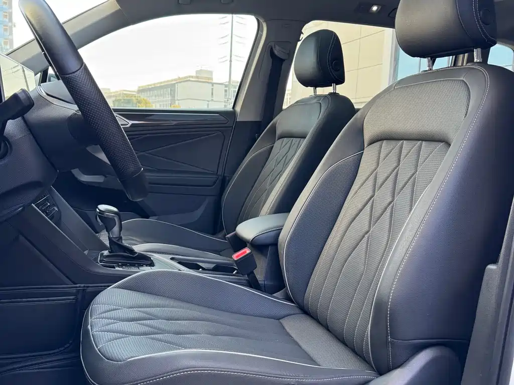 Volkswagen Tiguan L 2023 — фото 10